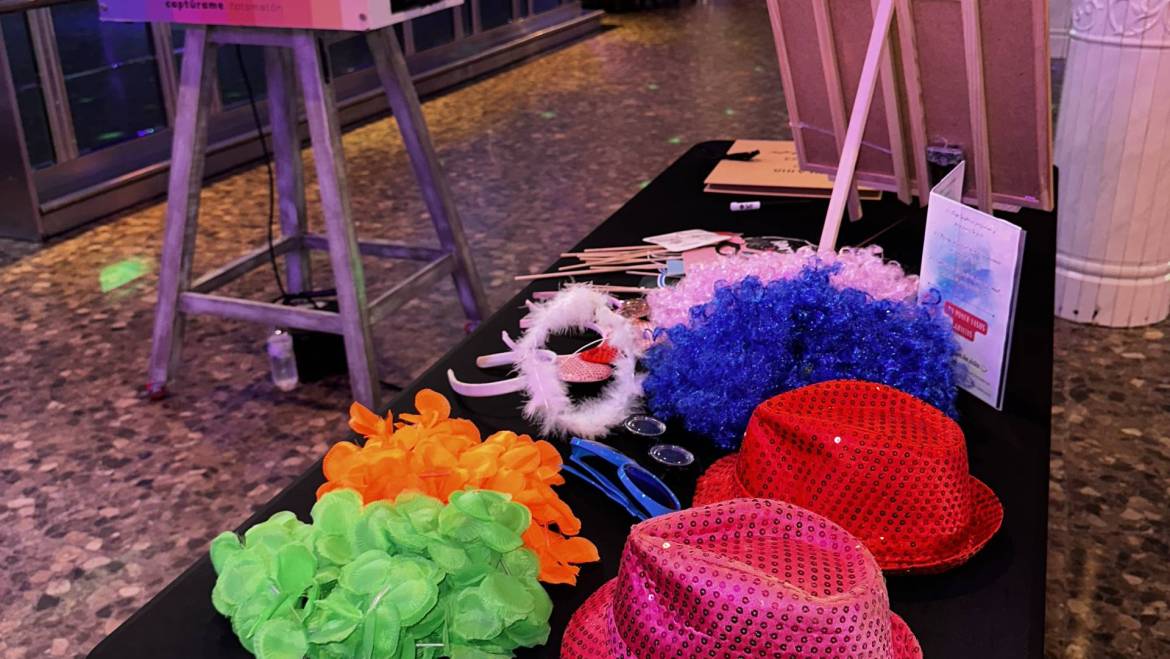 Inmortaliza tu Evento: Cómo Elegir la Experiencia Perfecta con Fotomatón, Videomatón 360, Espejo Mágico y Audiomatón