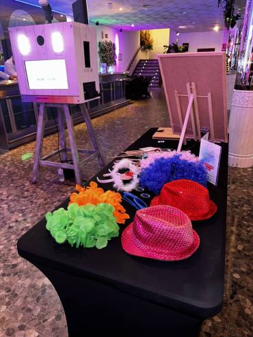 Inmortaliza tu Evento: Cómo Elegir la Experiencia Perfecta con Fotomatón, Videomatón 360, Espejo Mágico y Audiomatón